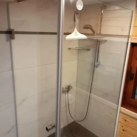 Zamek W Zasiegu Wzroku - *