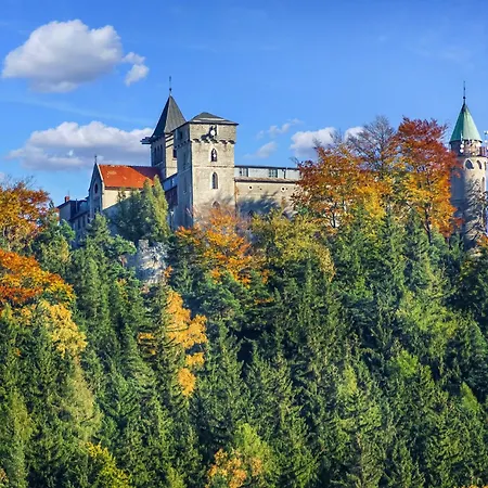 Zamek W Zasiegu Wzroku - *