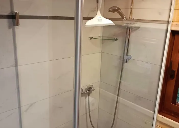 Zamek W Zasiegu Wzroku - *