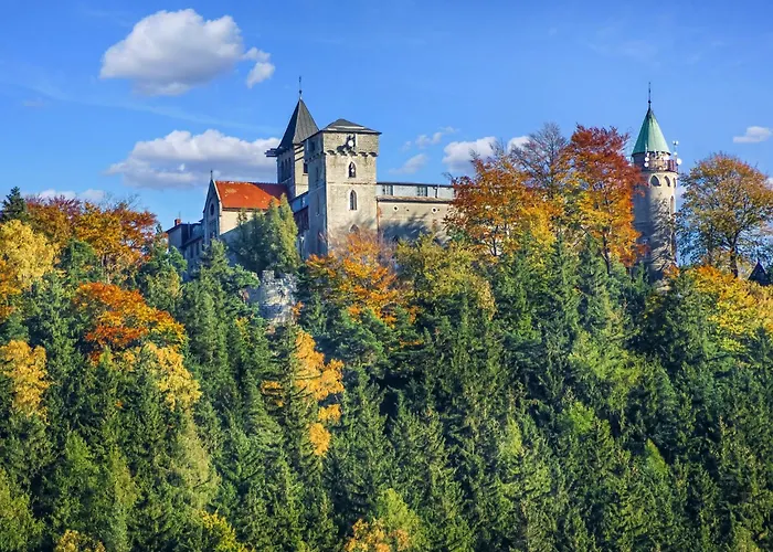 Zamek W Zasiegu Wzroku - *